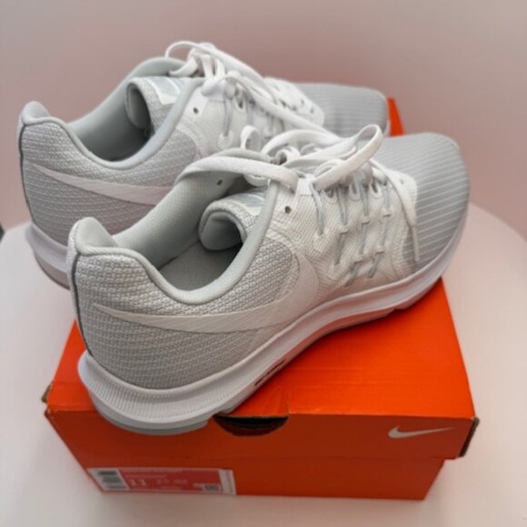 Nike Womens Run Swift White/White-Pure Platinum - Size 11 - Picture 3 of 6